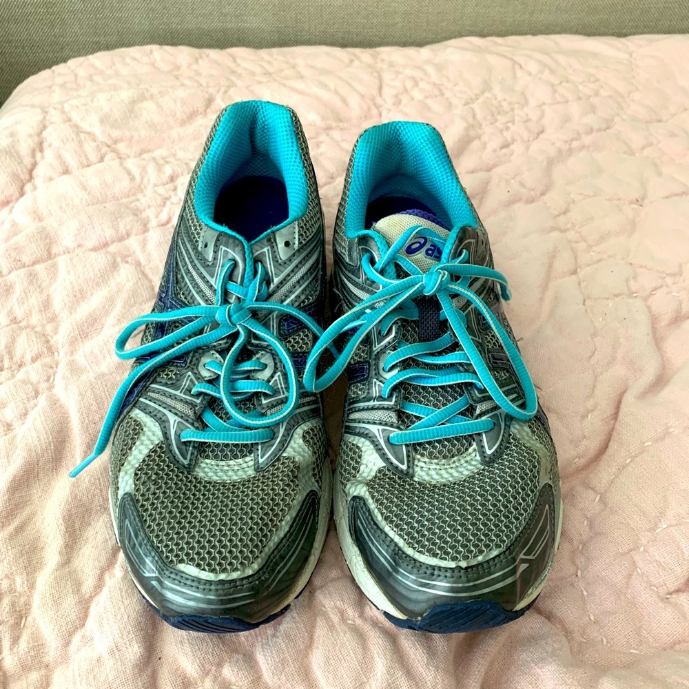 Asics running shoes in silver and turquoise. Size 10